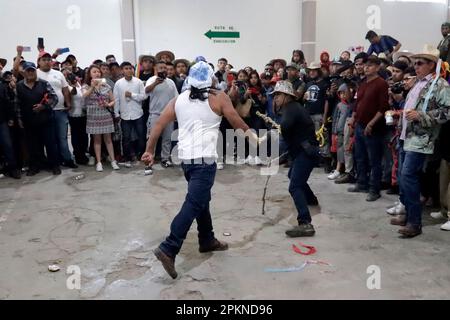 Municipalité de Soltepec, Mexique. 08th avril 2023. 8 avril 2023, État de Puebla, Mexique: Les participants en paires se battent les uns les autres à la fête de la gloire des Juifs le samedi de gloire dans la municipalité de Soltepec dans l'État de Puebla. Sur 8 avril 2023 dans l'État de Puebla, Mexique (photo par Luis Barron/Groupe Eyepix/Sipa USA). Credit: SIPA USA/Alay Live News Banque D'Images