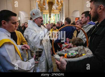 Kiev, Ukraine. 08th avril 2023. Les prêtres catholiques ont vu la bénédiction des gâteaux de Pâques traditionnels et des œufs peints préparés pour les célébrations de Pâques à la cathédrale catholique romaine de Saint Olexander à Kiev, dans le cadre de l'invasion de l'Ukraine par la Russie. Crédit : SOPA Images Limited/Alamy Live News Banque D'Images