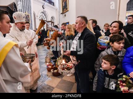 Kiev, Ukraine. 08th avril 2023. Les prêtres catholiques ont vu la bénédiction des gâteaux de Pâques traditionnels et des œufs peints préparés pour les célébrations de Pâques à la cathédrale catholique romaine de Saint Olexander à Kiev, dans le cadre de l'invasion de l'Ukraine par la Russie. Crédit : SOPA Images Limited/Alamy Live News Banque D'Images