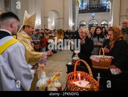 Kiev, Ukraine. 08th avril 2023. Les prêtres catholiques ont vu la bénédiction des gâteaux de Pâques traditionnels et des œufs peints préparés pour les célébrations de Pâques à la cathédrale catholique romaine de Saint Olexander à Kiev, dans le cadre de l'invasion de l'Ukraine par la Russie. Crédit : SOPA Images Limited/Alamy Live News Banque D'Images