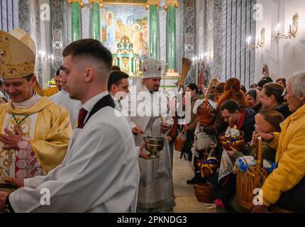 Kiev, Ukraine. 08th avril 2023. Les prêtres catholiques ont vu la bénédiction des gâteaux de Pâques traditionnels et des œufs peints préparés pour les célébrations de Pâques à la cathédrale catholique romaine de Saint Olexander à Kiev, dans le cadre de l'invasion de l'Ukraine par la Russie. (Photo par Sergei Chuzavkov/SOPA Images/Sipa USA) crédit: SIPA USA/Alay Live News Banque D'Images