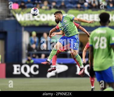 Seattle, WA, États-Unis. 08th avril 2023. Cristian Roldan (7), milieu de terrain des Seattle Sounders, se déplace en avion pour diriger le ballon pendant la première moitié du match de football MLS entre le St Louis City SC et le Seattle Sounders FC à Lumen Field à Seattle, WA. Steve Faber/CSM(Credit image: © Steve Faber/Cal Sport Media). Crédit : csm/Alay Live News Banque D'Images