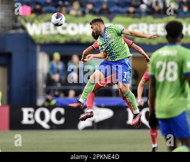 Seattle, WA, États-Unis. 08th avril 2023. Cristian Roldan (7), milieu de terrain des Seattle Sounders, se déplace en avion pour diriger le ballon pendant la première moitié du match de football MLS entre le St Louis City SC et le Seattle Sounders FC à Lumen Field à Seattle, WA. Steve Faber/CSM/Alamy Live News Banque D'Images