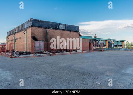 Stewart Valley, SK, Canada- 28 août 2022 : les ruines de l'école Stewart Valley après un coup de foudre ont causé un incendie Banque D'Images