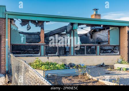 Stewart Valley, SK, Canada- 28 août 2022 : les ruines de l'école Stewart Valley après un coup de foudre ont causé un incendie Banque D'Images