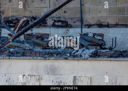 Stewart Valley, SK, Canada- 28 août 2022 : les ruines de l'école Stewart Valley après un coup de foudre ont causé un incendie Banque D'Images