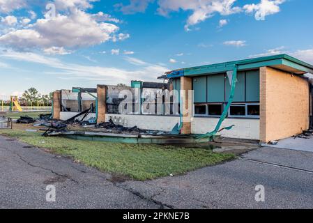 Stewart Valley, SK, Canada- 28 août 2022 : les ruines de l'école Stewart Valley après un coup de foudre ont causé un incendie Banque D'Images