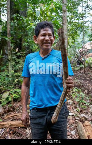Un chaman indigène au Pérou distille un breuvage d'Ayahuasca pour une utilisation dans les cérémonies spirituelles Banque D'Images