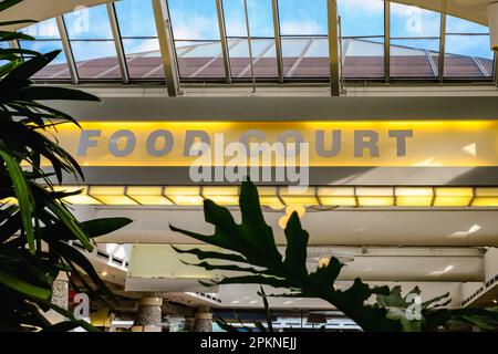 L'enseigne au néon lisait Food court au-dessus du couloir dans le centre commercial. Aire de restauration dans un grand centre commercial. Personne, photo de rue, mise au point sélective Banque D'Images