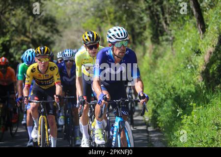 Eibar, Espagne. 08th avril 2023. Eibar, Espagne, 08 avril 2023: Movistar Rider Nelson Oliveira pendant la 6th étape de la Itzulia pays basque 2023 avec ligne de départ et d'arrivée à Eibar, sur 08 avril 2023, à Eibar, Espagne. (Photo d'Alberto Brevers/Pacific Press) crédit: Pacific Press Media production Corp./Alamy Live News Banque D'Images