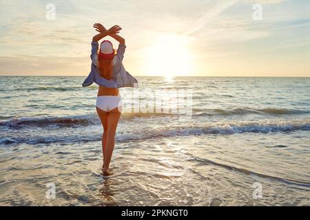 Rien ne se sent aussi bien que l'air de l'océan. Tourné une jeune femme attrayante en appréciant une journée à la plage. Banque D'Images