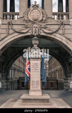 Conçu par Sir Edwin Lutyens et dévoilé en 1924, le civil Service Rifles War Memorial est une colonne en pierre de Portland située sur la terrasse au bord de la rivière Banque D'Images