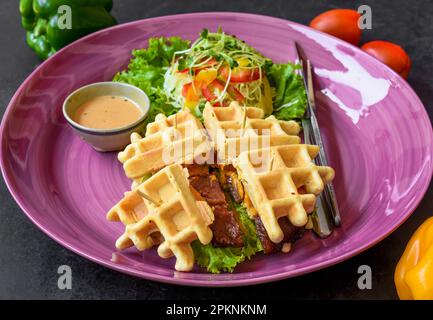 Gaufres belges Char siu porc avec salade gros plan Banque D'Images