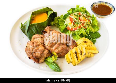 Poulet vietnamien, pattes désossées, petit maïs au fromage, salade et ananas grillé Banque D'Images