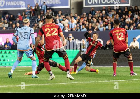 New York, États-Unis. 08th avril 2023. Brooks Lennon (11) et Amar Sejdic (13) d'Atlanta se sont Unis pour défendre lors d'un match régulier de la saison MLS contre le NYCFC au Yankee Stadium sur 8 avril 2023. Le match s'est terminé par un tirage de 1 à 1. (Photo de Lev Radin/Sipa USA) crédit: SIPA USA/Alay Live News Banque D'Images