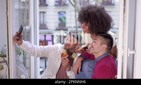 Heureux amis multiethniques prenant un selfie sur le balcon Banque D'Images