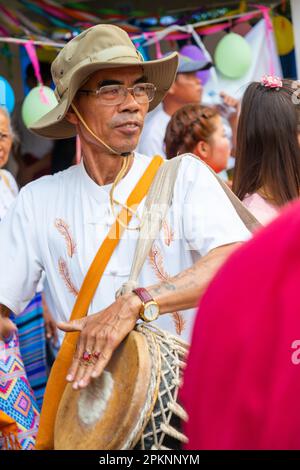 PAI,Nord de la Thaïlande-4 avril 2023: L'un des nombreux percussionnistes et musiciens dans la foule de passage, à la fête bouddhiste colorée, où les garçons ar Banque D'Images