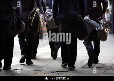 Photo du dossier datée du 26/01/12 d'une photo des élèves. Plus d'un enseignant sur 10 a été agressé physiquement par un élève au cours de la dernière année, suggère une enquête. Près de la moitié (48 %) des enseignants interrogés ont déclaré ne pas penser que la politique de comportement de leur école est efficace et « adaptée », selon un sondage du syndicat d'enseignement NASUWT. L'enquête, sur 8 466 membres du NASUWT au Royaume-Uni en mars, suggère que 13% des enseignants ont été agressés physiquement par un élève au cours de la dernière année. Date de publication : dimanche 9 avril 2023. Banque D'Images