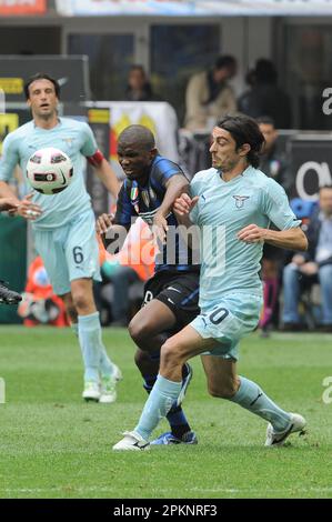 Milan, Italie, 23/04/2011 : Samuel ETO’o et Giuseppe Biava pendant le match Inter Lazio Banque D'Images