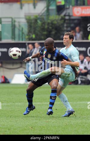 Milan, Italie, 23/04/2011 : Samuel ETO’o et Stephan Lichtsteiner pendant le match Inter Lazio Banque D'Images