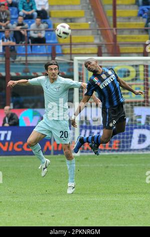 Milan, Italie, 23/04/2011 : Samuel ETO’o et Giuseppe Biava pendant le match Inter Lazio Banque D'Images