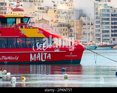 Sliema, Malte - Mai, 2021: Tuoristic Red Ship 'hop on hop Off' dans le port du quartier de Sliema. Port de Sliema Ferry. Malte. Europe Banque D'Images