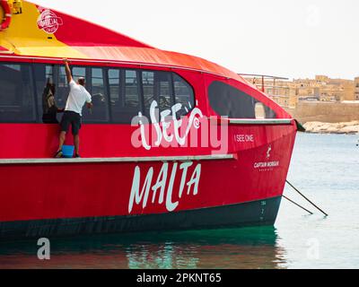 Sliema, Malte - Mai, 2021: Tuoristic Red Ship 'hop on hop Off' dans le port du quartier de Sliema. Port de Sliema Ferry. Malte. Europe Banque D'Images