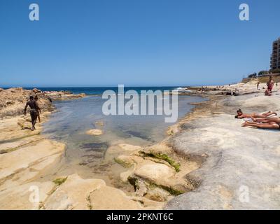 Sliema, Malte - Mai 2021: Rocky plage au-dessus de la baie le long de la côte rocheuse plage de Sliema. Europe Banque D'Images