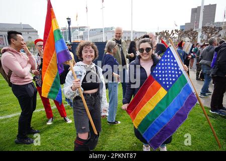 San Francisco, États-Unis. 08th avril 2023. Les manifestants tiennent les drapeaux de l'arc-en-ciel pendant la marche. « Faites glisser ! Combattez ! » march tient par quelques organisations LGBTQ à San Francisco. Les objectifs de la marche protestent contre la vague croissante de législation anti-traîner et anti-LGBTQ dans toute l'Amérique. Les gens marchent de l'hôtel de ville de San Francisco à Union Square avec des pancartes, des bannières et des drapeaux arc-en-ciel. Les pancartes que les gens utilisent pendant la marche ont écrit « Protect Trans Kids », « Ban guns not Drug », « Drag the législateurs », « Drag is Freedom » et bien plus encore. Crédit : SOPA Images Limited/Alamy Live News Banque D'Images