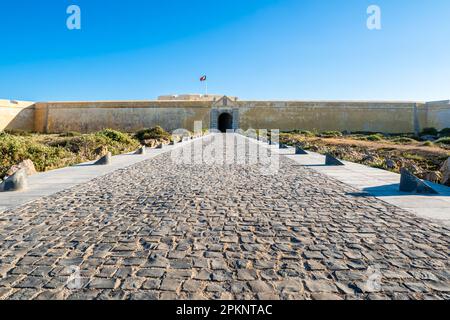Grande entrée de Fortaleza de Sagres, une forteresse historique dans la région de l'Algarve au Portugal, est capturée dans une vue de face étonnante, avec une vaste allée Banque D'Images