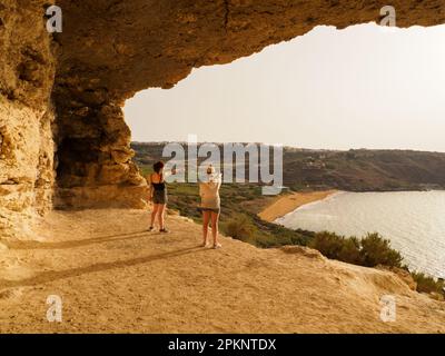 Vue de la grotte de Tal-Mixta à la plage de Ramla Bay sur l'île de Gozo, Malte, Europe Banque D'Images