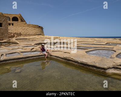 Étangs d'évaporation de sel sur la côte de l'île de Gozo également appelé Salinas, salines, salières utilisées pour les métiers traditionnels de sel. Salins de Mar Banque D'Images