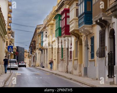 Sliema, Malte: Mai 2021: De beaux balcons en bois maltais colorés appelés 'gallarija' à Sliema. Il est très probable qu'ils viennent du Muxarabiji arabe. E Banque D'Images