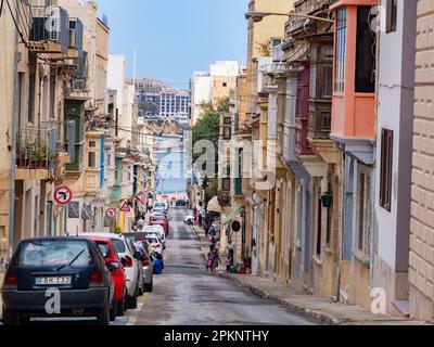 Sliema, Malte - mai 2021: De beaux balcons en bois maltais colorés appelés 'gallarija' à Sliema. Il est très probable qu'ils viennent du Muxarabiji arabe. Banque D'Images