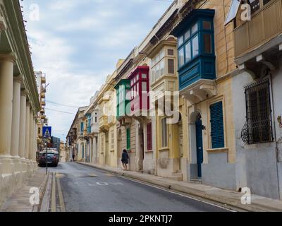 Sliema, Malte - mai 2021: De beaux balcons en bois maltais colorés appelés 'gallarija' à Sliema. Il est très probable qu'ils viennent du Muxarabiji arabe. Banque D'Images