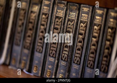 Berlin, Allemagne. 05th avril 2023. Les livres de prière (Siddur) sont sur le plateau dans la salle de prière du Centre juif d'éducation de Chabad. Credit: Fabian Sommer/dpa/Alay Live News Banque D'Images