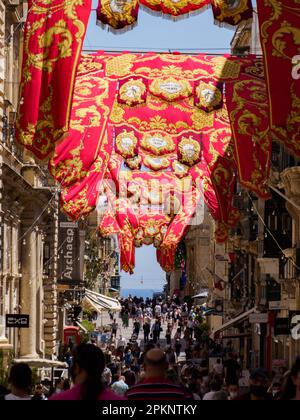 Valette, Malte - juin 202 : rue étroite de la ville de Valette préparée pour la procession de Corpus Christi. Europe Banque D'Images