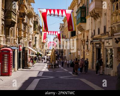 Valette, Malte - juin 202 : rue étroite de la ville de Valette préparée pour la procession de Corpus Christi. Europe Banque D'Images