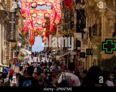 Valette, Malte - juin 202 : rue étroite de la ville de Valette préparée pour la procession de Corpus Christi. Europe Banque D'Images