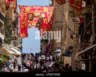 Valette, Malte - juin 202 : rue étroite de la ville de Valette préparée pour la procession de Corpus Christi. Europe Banque D'Images