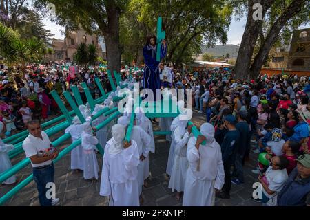 Non exclusif: 07 avril 2023 Temascalcingo , Mexique : avec plus de cent ans de tradition, la fraternité de 'Los Crucíferos' accompagne Banque D'Images