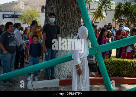 Non exclusif: 07 avril 2023 Temascalcingo , Mexique : avec plus de cent ans de tradition, la fraternité de 'Los Crucíferos' accompagne Banque D'Images