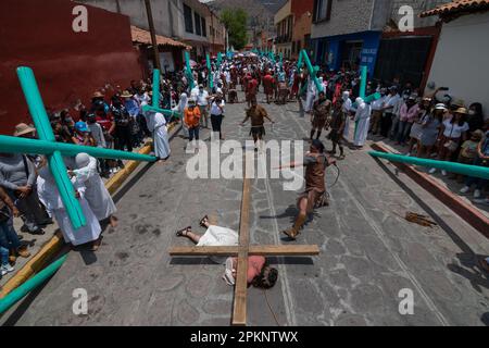 Non exclusif: 07 avril 2023 Temascalcingo , Mexique : avec plus de cent ans de tradition, la fraternité de 'Los Crucíferos' accompagne Banque D'Images