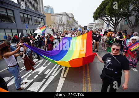 Les manifestants arborent un immense drapeau arc-en-ciel pendant la marche. « Faites glisser ! Combattez ! » march tient par quelques organisations LGBTQ à San Francisco. Les objectifs de la marche protestent contre la vague croissante de législation anti-traîner et anti-LGBTQ dans toute l'Amérique. Les gens marchent de l'hôtel de ville de San Francisco à Union Square avec des pancartes, des bannières et des drapeaux arc-en-ciel. Les pancartes que les gens utilisent pendant la marche ont écrit « Protect Trans Kids », « Ban guns not Drug », « Drag the législateurs », « Drag is Freedom » et bien plus encore. (Photo de Michael Ho Wai Lee/SOPA Images/Sipa USA) Banque D'Images