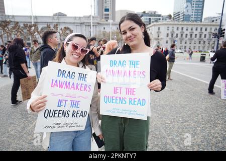 Les manifestants tiennent des pancartes qui disent « Drag the législateurs » pendant la manifestation. « Faites glisser ! Combattez ! » march tient par quelques organisations LGBTQ à San Francisco. Les objectifs de la marche protestent contre la vague croissante de législation anti-traîner et anti-LGBTQ dans toute l'Amérique. Les gens marchent de l'hôtel de ville de San Francisco à Union Square avec des pancartes, des bannières et des drapeaux arc-en-ciel. Les pancartes que les gens utilisent pendant la marche ont écrit « Protect Trans Kids », « Ban guns not Drug », « Drag the législateurs », « Drag is Freedom » et bien plus encore. (Photo de Michael Ho Wai Lee/SOPA Images/Sipa USA) Banque D'Images