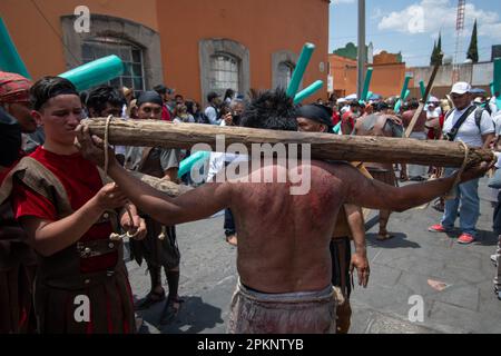 Non exclusif: 07 avril 2023 Temascalcingo , Mexique : avec plus de cent ans de tradition, la fraternité de 'Los Crucíferos' accompagne Banque D'Images