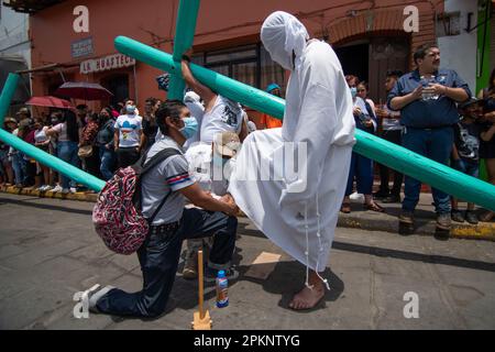 Non exclusif: 07 avril 2023 Temascalcingo , Mexique : avec plus de cent ans de tradition, la fraternité de 'Los Crucíferos' accompagne Banque D'Images