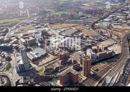 Vue aérienne du côté sud du centre-ville de Leeds, West Yorkshire, nord de l'Angleterre, Royaume-Uni, montrant le village urbain de Holbeck Banque D'Images