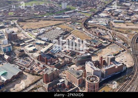 Vue aérienne du côté sud du centre-ville de Leeds, West Yorkshire, nord de l'Angleterre, Royaume-Uni, montrant le village urbain de Holbeck Banque D'Images