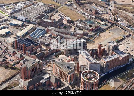 Vue aérienne du côté sud du centre-ville de Leeds, West Yorkshire, nord de l'Angleterre, Royaume-Uni, montrant le village urbain de Holbeck Banque D'Images